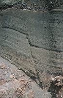 Puy de Lemptegy : Verwerfung in Lapillituffen - Foto � J. Georg Friebe, 2002