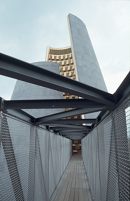 Vulcania : Conus, Zugangsbr�cke vom Restauranttrakt - Foto � J. Georg Friebe, 2002